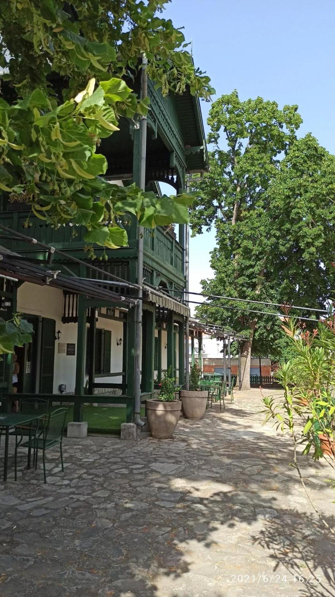 Svajci Lak Panzio Bed and Breakfast Nyíregyháza Buitenkant foto
