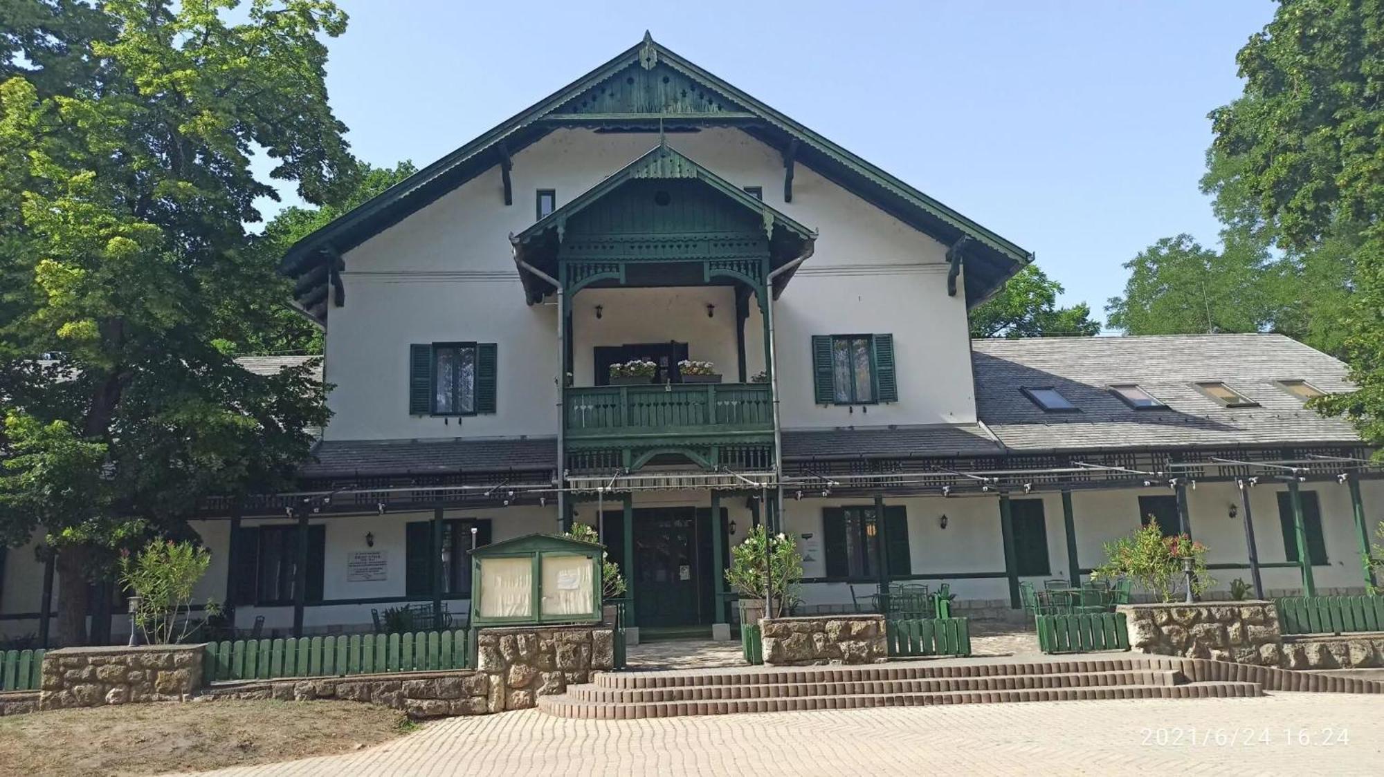 Svajci Lak Panzio Bed and Breakfast Nyíregyháza Buitenkant foto